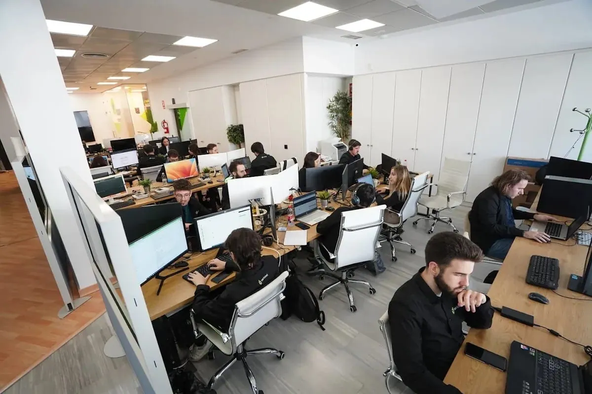 Vista panorámica de la oficina de Xerintel en Jerez de la Frontera con el equipo trabajando