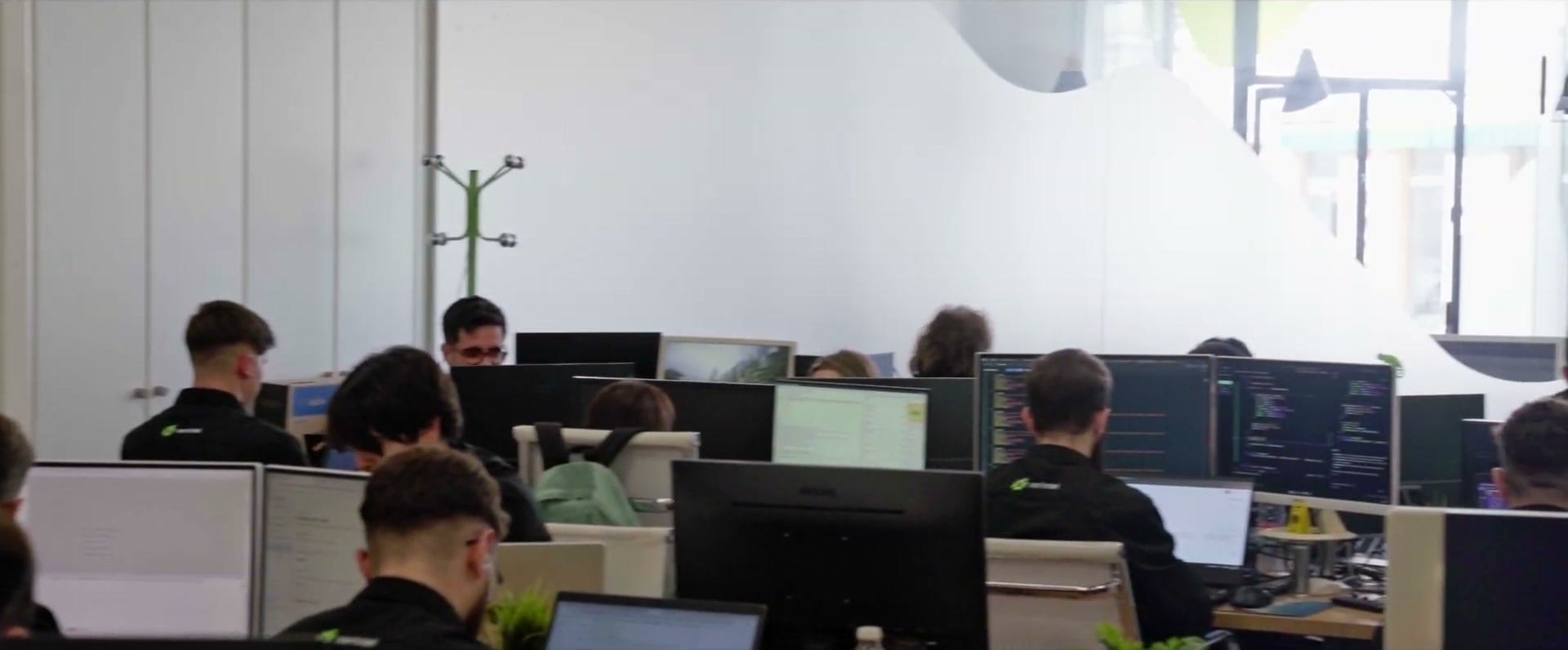 Equipo de desarrollo de Xerintel trabajando en la sala principal de la oficina de Jerez