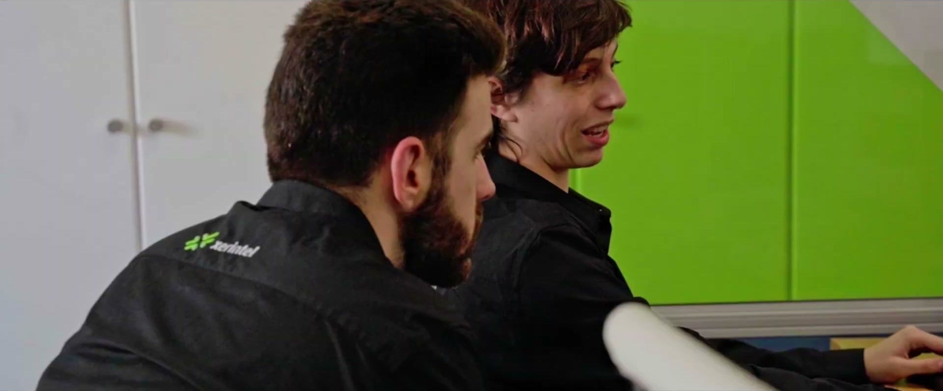 Dos desarrolladores de Xerintel revisando código juntos