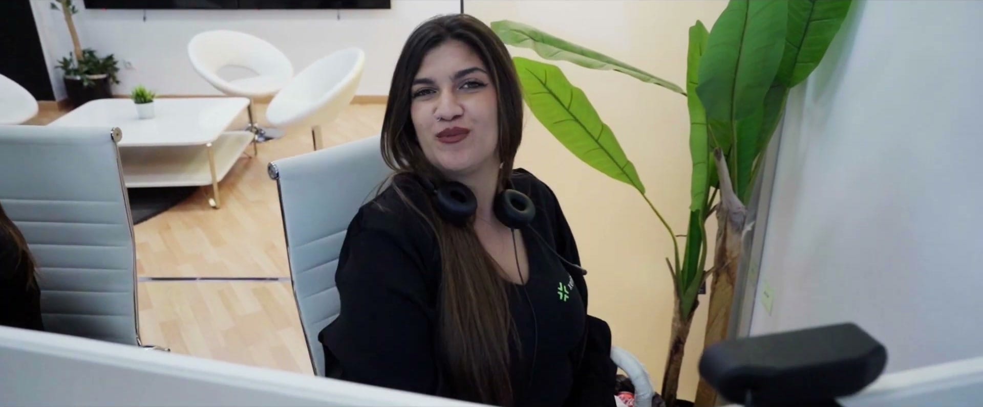 Asesora de Xerintel atendiendo a un cliente con auriculares