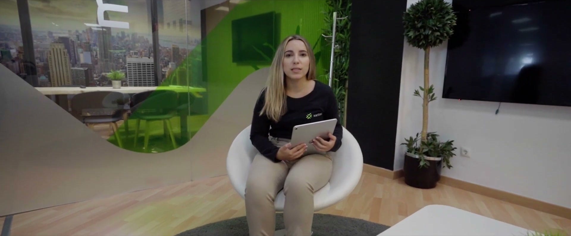 Zona de reuniones de Xerintel con jardín vertical y vistas de Jerez