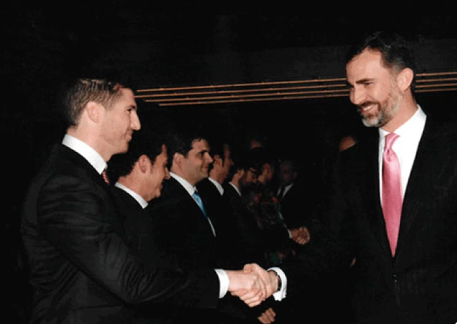 Alberto Alcántara en un acto oficial de reconocimiento a jóvenes empresarios